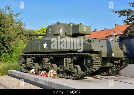 Belgique, Flandre Occidentale, Thielt ou Tielt, mémorial de la libération de la ville de Tielt par le général polonais Maczek et l'armée polonaise en septembre 1944, char Sherman Firefly de l'armée polonaise Banque D'Images