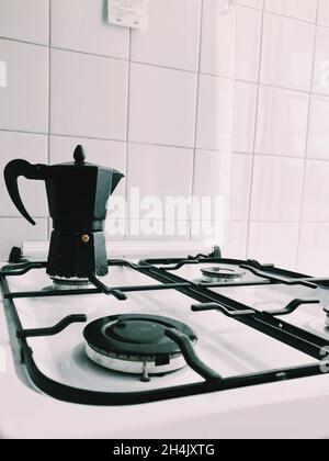 Cafetière sur une cuisinière dans une cuisine Banque D'Images