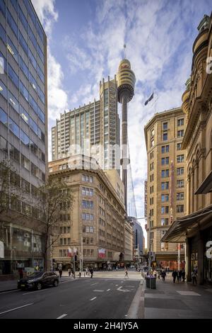 SYDNEY, AUSTRALIE - 30 septembre 2021 : une photo verticale de la vue sur la rue de la tour d'observation du Sydney Tower Eye, Australie Banque D'Images