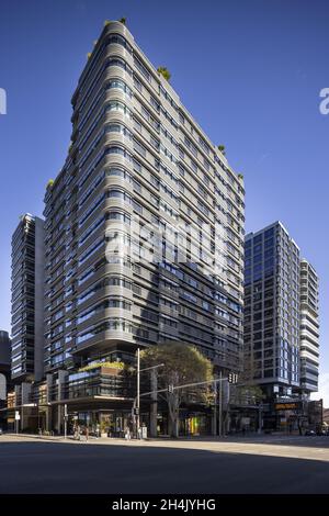 SYDNEY, AUSTRALIE - 30 septembre 2021 : vue verticale du bâtiment d'appartements Duo Central à Chippendale, Sydney, Australie Banque D'Images