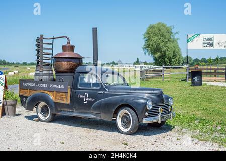 France, Manche (50), Pontorson, distillerie itinérante, toujours sur Peugeot 203 Banque D'Images