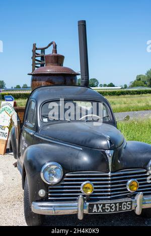 France, Manche (50), Pontorson, distillerie itinérante, toujours sur Peugeot 203 Banque D'Images