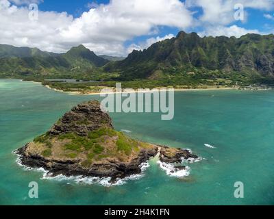 Vue aérienne de l'île de Mokoli'i (anciennement appelée « chapeau de Chinaman »), baie de Kane'ohe, Oahu, Hawaii, États-Unis Banque D'Images