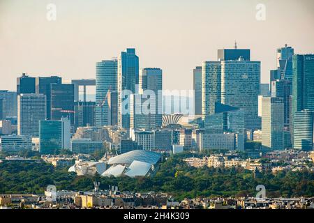 France, Paris, vue générale sur Paris, quartier de la Défense et Fondation Louis Vuitton Banque D'Images