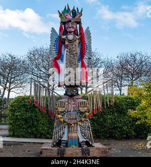 Hidden Garden, Glasgow, Écosse, Royaume-Uni, 03 novembre 2021.Totem Latamat, COP26: Ce totem sculpté à la main a voyagé 9000km de la région mexicaine de Totonacapan au Royaume-Uni pour la COP26 avec un message aux dirigeants mondiaux pour la nécessité d'une action immédiate pour perturber les dégâts causés par le changement climatique.Les œuvres d'art de 4,5 m de haut se trouvent dans les jardins cachés.Le totem fait partie d'ORIGINS, un festival d'art et de culture indigène d'une année Banque D'Images