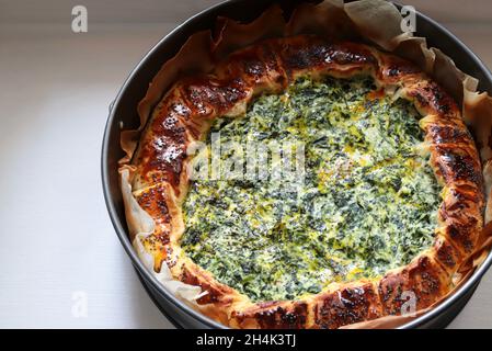 Tarte maison salée à la ricotta, aux épinards et aux œufs.Directement au-dessus. Banque D'Images