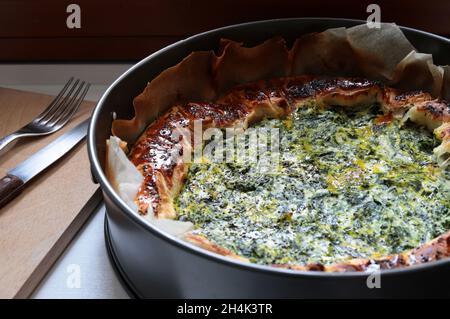 Tarte maison salée à la ricotta, aux épinards et aux œufs.Directement au-dessus. Banque D'Images