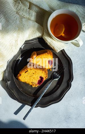 Tasse de thé au citron avec deux tranches de gâteau à la cerise Banque D'Images