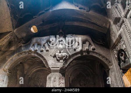 GEGHARD, ARMÉNIE - 6 JUILLET 2017 : intérieur du monastère de Geghard en Arménie Banque D'Images