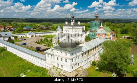 Vue de dessus du couvent de la Sainte Trinité de Belovesotsky à Kashira, en Russie Banque D'Images