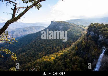 La forêt luxuriante couvrait les montagnes et la cascade de Salt de Coromina en automne, la Garrotxa, Gérone, Espagne Banque D'Images