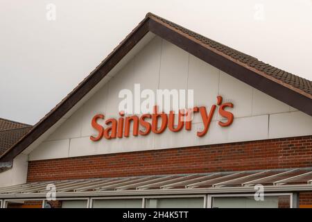 Panneau au-dessus du supermarché Sainsbury's dans le centre commercial de Pound Lane Norwich Norfolk England Banque D'Images