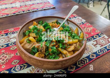 Repas en Géorgie - Ojakhuri.Viande (généralement porc) et pommes de terre frites avec légumes ajoutés. Banque D'Images