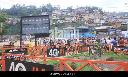 KINSHASA, 3 novembre 2021 (Xinhua) -- photo prise le 3 novembre 2021 montre des gens qui se rassemblent à Bukavu, capitale de la province du Sud-Kivu dans l'est de la République démocratique du Congo (RDC).Un groupe de rebelles a attaqué plusieurs zones de la ville de Bukavu, dans l'est de la République démocratique du Congo (RDC), y compris des positions militaires, au début de mercredi, a déclaré un responsable local.Six attaquants et deux soldats ont été tués après l'attaque, qui a commencé vers 1 h 40 heure locale, a déclaré le gouverneur du Sud-Kivu, Theo Kasi, après une réunion du conseil de sécurité provincial, ajoutant que les attaquants étaient tués Banque D'Images