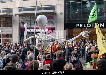 Glasgow, Écosse, Royaume-Uni.3 novembre 2021: La rébellion de l'extinction se réunit dans la rue Buchanan pour organiser une manifestation de Green Wash le quatrième jour de la conférence des Nations Unies sur le changement climatique COP26.Credit: SKULLY/Alay Live News Banque D'Images