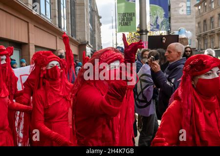 Glasgow, Écosse, Royaume-Uni.3 novembre 2021: La rébellion de l'extinction se réunit dans la rue Buchanan pour organiser une manifestation de Green Wash le quatrième jour de la conférence des Nations Unies sur le changement climatique COP26.Credit: SKULLY/Alay Live News Banque D'Images