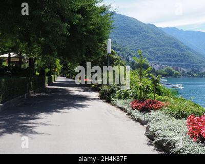 Promenade dans la ville européenne de Montreux dans le canton de Vaud en Suisse, ciel bleu clair en 2017 chaude journée ensoleillée d'été le juillet. Banque D'Images