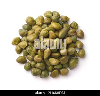 Vue de dessus des câpres pickled isolées sur blanc Banque D'Images