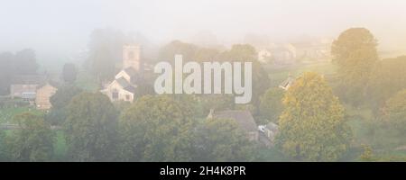 Le village pittoresque de Burnsall, dans les Yorkshire Dales, capte la première lumière du matin lors d'un début brumeux jusqu'à une journée d'automne. Banque D'Images