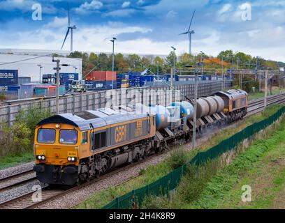 GB Railfreight classe 66795 et 66704 tirant RHTT au-delà de DIRFT Banque D'Images