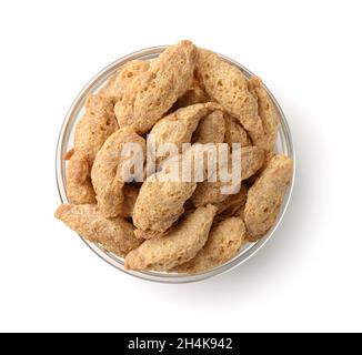 Vue de dessus de morceaux de viande de soja secs dans un bol en verre isolé sur blanc Banque D'Images