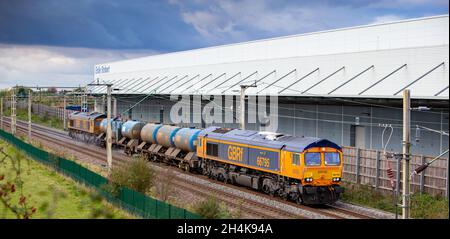 GB Railfreight classe 66795 et 66704 tirant RHTT au-delà de DIRFT Banque D'Images