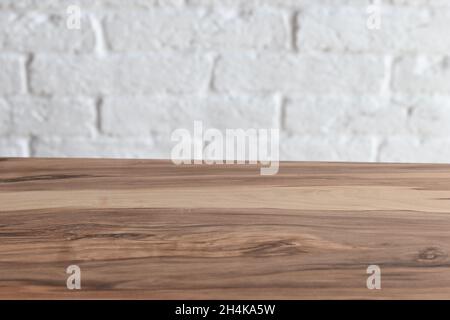 Table en bois vide sur fond de mur en brique blanche Banque D'Images