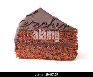 Morceau de gâteau au chocolat Sacher isolé sur blanc Banque D'Images