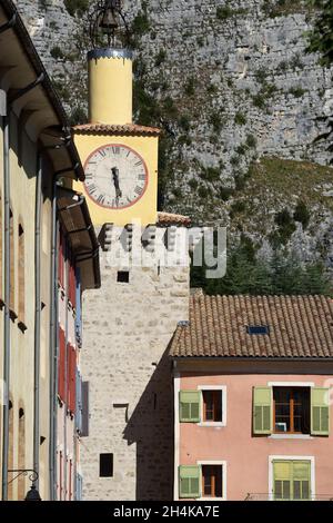 Tour d'horloge jaune colorée, cloche et Campanile dans la vieille ville ou le village de Castellane Alpes-de-haute-Provence Provence France Banque D'Images