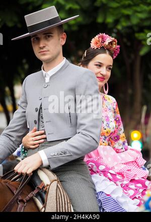 Couple de cavaliers vêtus en costume andalou typique à la célébration du jour du cheval à Fuengirola. Banque D'Images