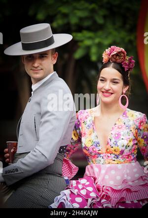 Couple de cavaliers vêtus en costume andalou typique à la célébration du jour du cheval à Fuengirola. Banque D'Images