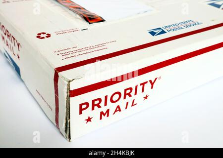BOÎTE postale PRIORITAIRE par USPS United States postal Service Banque D'Images