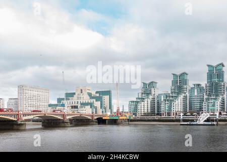 Le bâtiment de sécurité SIS (MI6), le pont Vauxhall, la Tamise et les appartements résidentiels de Nine Elms, Londres, Royaume-Uni Banque D'Images