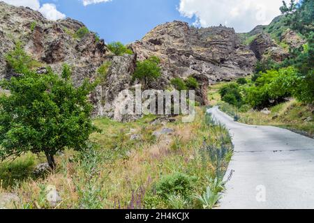 Route vers le monastère de la grotte Vanis Kvabebi sculpté dans une falaise, en Géorgie Banque D'Images