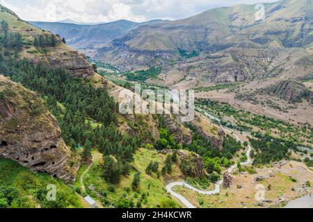 Route menant de la vallée de la rivière Mtkvari au monastère de la grotte Vanis Kvabebi sculpté dans une falaise, en Géorgie Banque D'Images