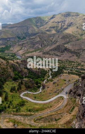 Route menant de la vallée de la rivière Mtkvari au monastère de la grotte Vanis Kvabebi sculpté dans une falaise, en Géorgie Banque D'Images