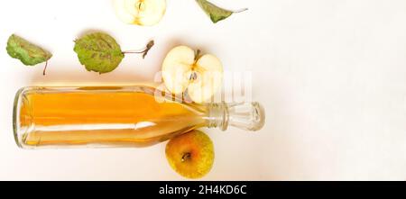 une bouteille de vinaigre de cidre de pomme et de composition de pomme. Banque D'Images