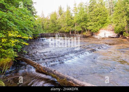 Au train Falls dans la péninsule supérieure du comté d'Alger, Michigan Banque D'Images