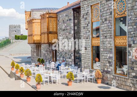 AKHALTSIKHE, GÉORGIE - 14 JUILLET 2017 : restaurant Rabath à la forteresse du château de Rabati, dans la ville d'Akhaltsikhe, Géorgie Banque D'Images