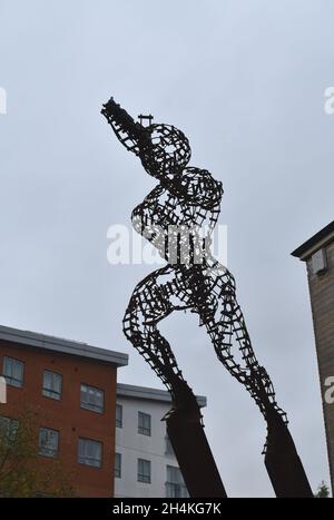 Sculpture au parc Wolverton : vers l'avant 2 par Martin Heron. Banque D'Images