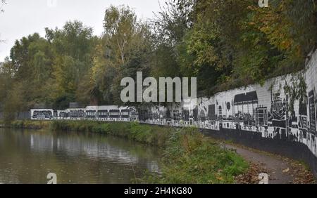 Murale en train de Bill Billings à côté du canal de Grand Union à Wolverton. Banque D'Images