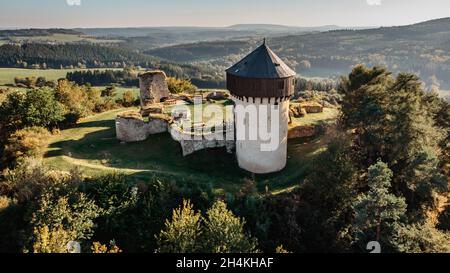 Vue aérienne des ruines du château de Hartenstejn en Bohême de l'ouest, République tchèque. Château médiéval gothique tardif situé sur une colline importante. Vue sur la tour d'observation Banque D'Images