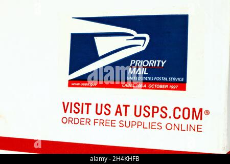 BOÎTE postale PRIORITAIRE par USPS United States postal Service Banque D'Images