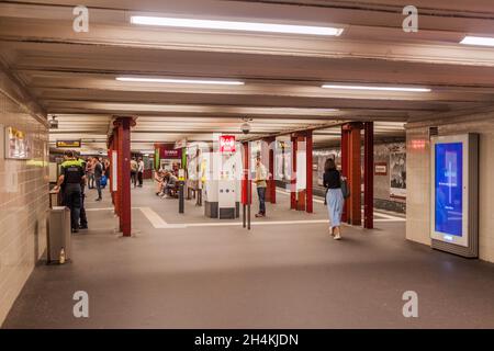 BERLIN, ALLEMAGNE - 23 JUILLET 2017 : vue sur la station de métro U-Bahn Alexanderplatz. Banque D'Images