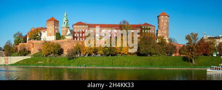 Cracovie, Pologne.Panorama en automne du château royal de Wawel et de la cathédrale, de la Vistule, des promenades et des arbres, à la lumière du coucher du soleil Banque D'Images