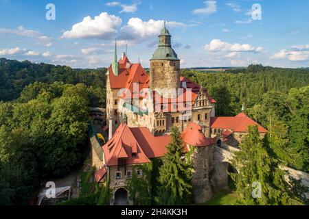 Château médiéval de Czocha (Tzchocha) en Basse-Silésie en Pologne.Construit au XIIIe siècle (le principal) avec de nombreux ajouts ultérieurs.Vue aérienne en été i Banque D'Images