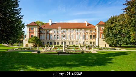 Château de Łańcut en Pologne.Construit dans la première moitié du XVIIe siècle.Élévation arrière avec jardin italien et parc Banque D'Images