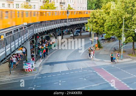 BERLIN, ALLEMAGNE - 9 AOÛT 2017 : voie surélevée du métro U-Bahn de Berlin, près de la station Schlesisches Tor. Banque D'Images