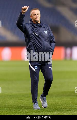 Genk, Belgique.03ème novembre 2021.John van den Bromm, directeur du KRC Genk, se fait une vague devant les médias lors du tour du stade, avant le match de l'UEFA Europa League Group H contre West Ham United à l'arène Cegeka le 3 novembre 2021 à Genk, en Belgique.(Photo de Daniel Chesterton/phcimages.com) Credit: PHC Images/Alamy Live News Banque D'Images