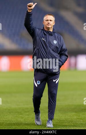 Genk, Belgique.03ème novembre 2021.John van den Bromm, directeur du KRC Genk, se fait une vague devant les médias lors du tour du stade, avant le match de l'UEFA Europa League Group H contre West Ham United à l'arène Cegeka le 3 novembre 2021 à Genk, en Belgique.(Photo de Daniel Chesterton/phcimages.com) Credit: PHC Images/Alamy Live News Banque D'Images